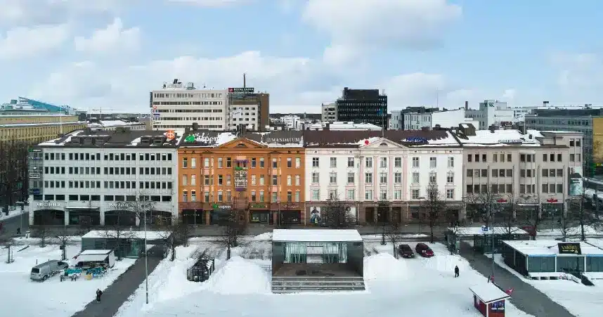 Vaasan toriaukion laidalla sijaitsevan kauppakeskus Espenin julkisivu talvisella ilmalla.