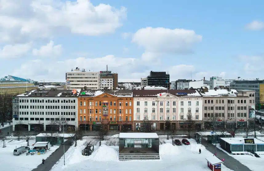 Vaasan toriaukion laidalla sijaitsevan kauppakeskus Espenin julkisivu talvisella ilmalla.