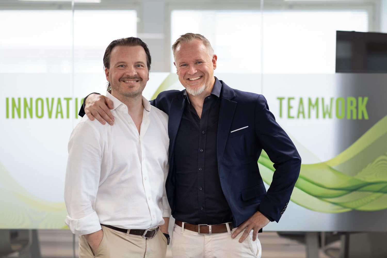 Unidentin ja 3Dentin toimitusjohtajat Oliver Männik ja Juha Korhonen yhteiskuvassa uusissa toimitiloissa Atomitie 5:ssä